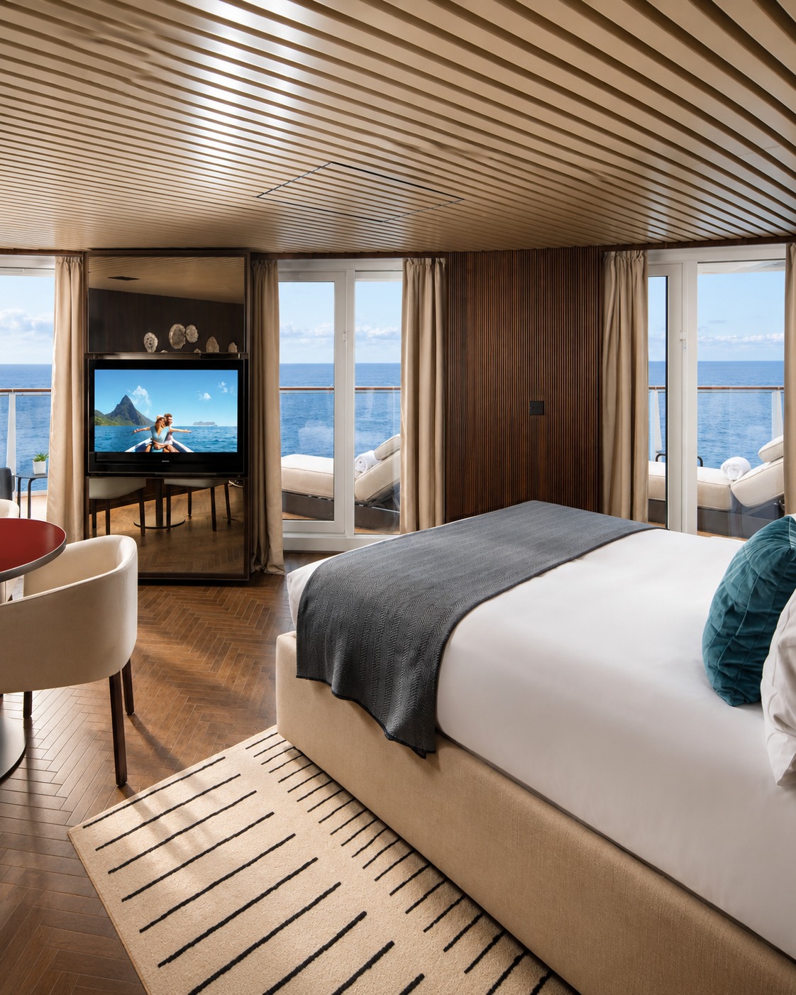 Suíte premium a bordo de um cruzeiro, com varanda e vista para o mar