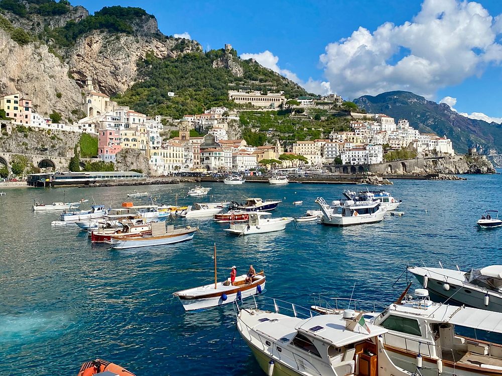 Vista panorâmica da Costa Amalfitana, com casario colorido sobre o mar