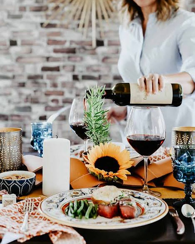 Mesa posta com taças de vinho ao ar livre em vinícola italiana