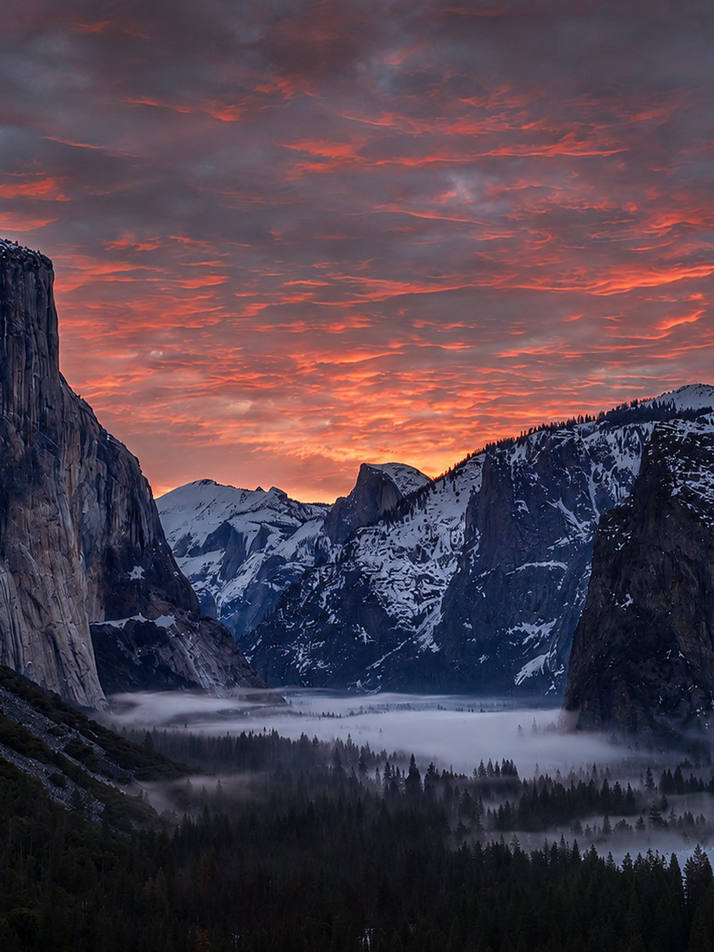 Vale de Yosemite ao amanhecer, com El Capitan e Half Dome ao fundo