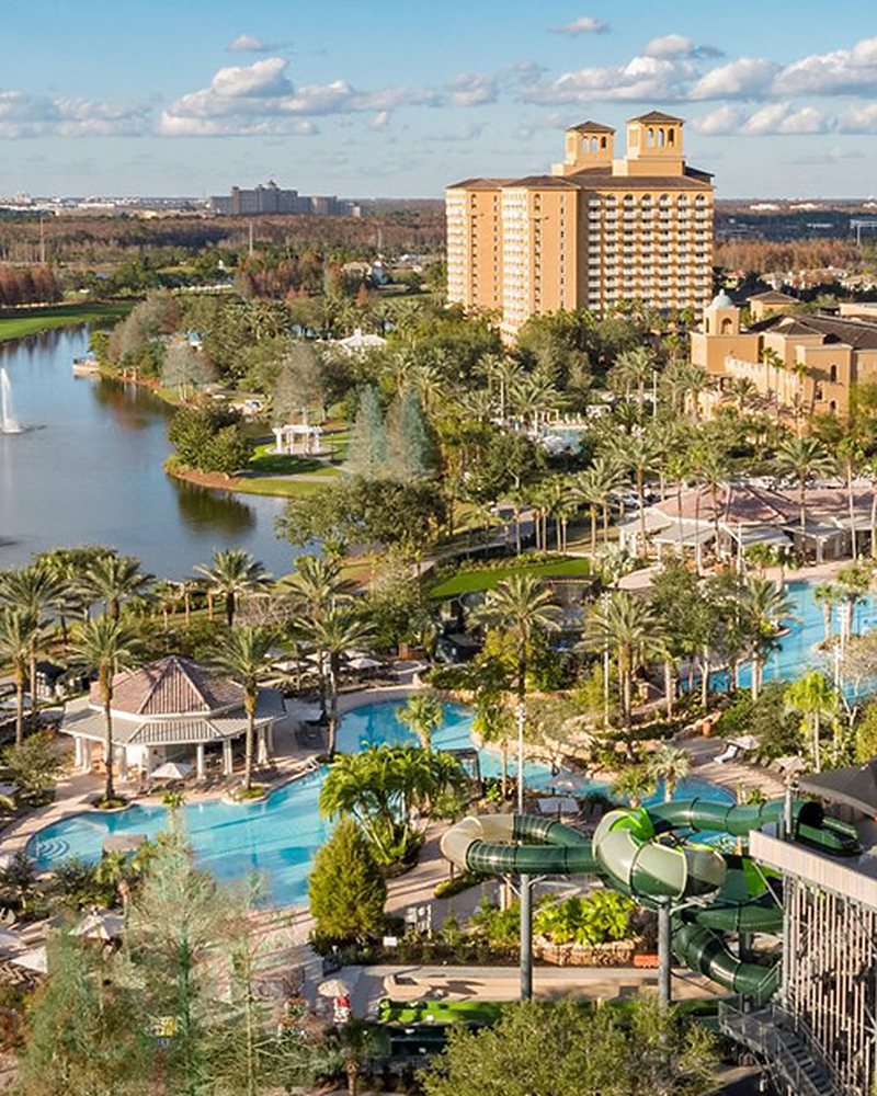 Vista aérea de resort com piscinas e toboáguas em Orlando